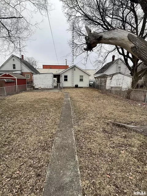 Exterior - 1942 S 11th St, Springfield, IL 62703 photo 3 of 4