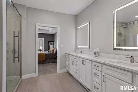 Bath - 2813 Richardson Dr, Springfield, IL 62711 photo 2 of 4