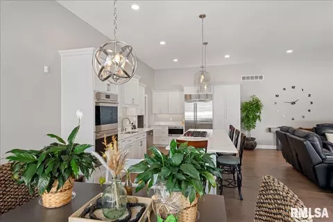 Kitchen - 2813 Richardson Dr, Springfield, IL 62711 photo 5 of 7