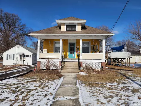 857 E 4th St, Galesburg, IL 61401