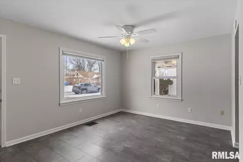 Living - 3012 Louise Ln, Springfield, IL 62702 photo 2 of 4