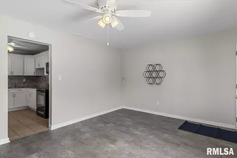 Living - 3012 Louise Ln, Springfield, IL 62702 photo 4 of 4