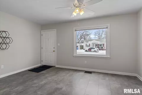 Living - 3012 Louise Ln, Springfield, IL 62702 photo 3 of 4