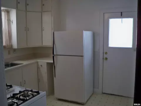 Kitchen - 2700 S State St, Springfield, IL 62704 photo 2 of 2