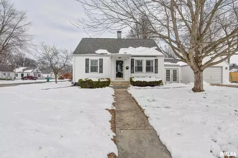 1311 W Main Cross St, Taylorville, IL 62568