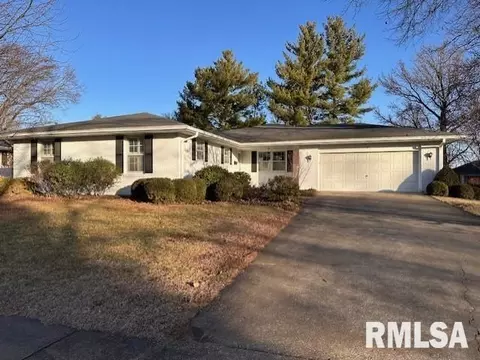 6 Ivywood Dr, Jacksonville, IL 62650