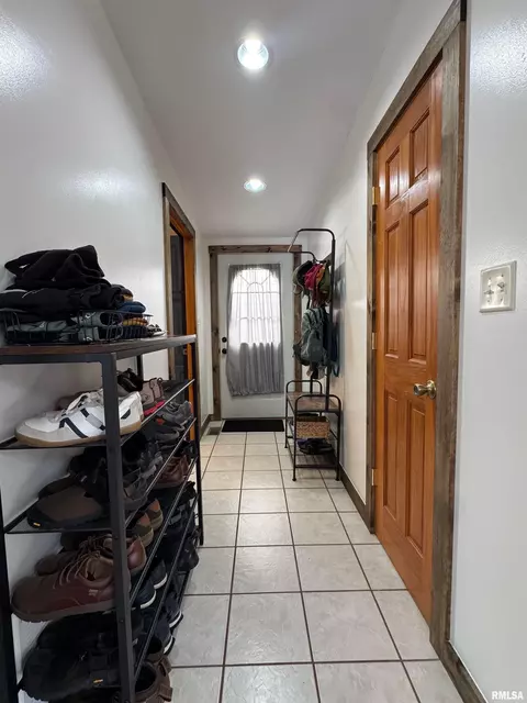 Entry Way - 4140 Selfick Ln, Springfield, IL 62702 photo 3 of 3