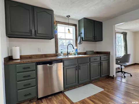 Kitchen - 4140 Selfick Ln, Springfield, IL 62702 photo 2 of 11