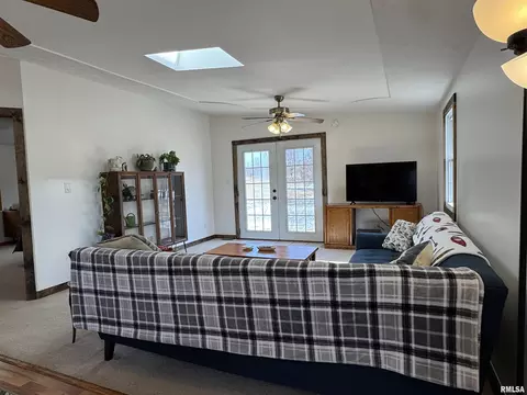 Living - 4140 Selfick Ln, Springfield, IL 62702 photo 6 of 9