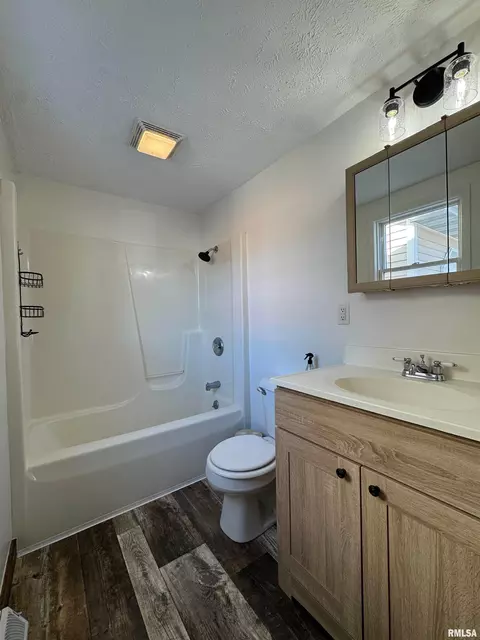 Bath - 4140 Selfick Ln, Springfield, IL 62702 photo 7 of 8