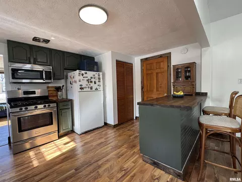 Kitchen - 4140 Selfick Ln, Springfield, IL 62702 photo 5 of 11