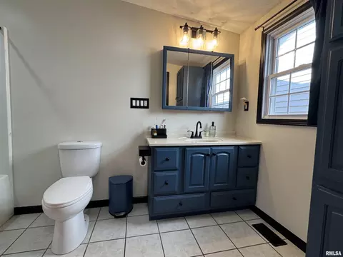 Bath - 4140 Selfick Ln, Springfield, IL 62702 photo 1 of 8