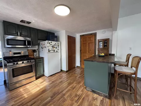 Kitchen - 4140 Selfick Ln, Springfield, IL 62702 photo 10 of 11