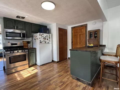 Kitchen - 4140 Selfick Ln, Springfield, IL 62702 photo 6 of 11