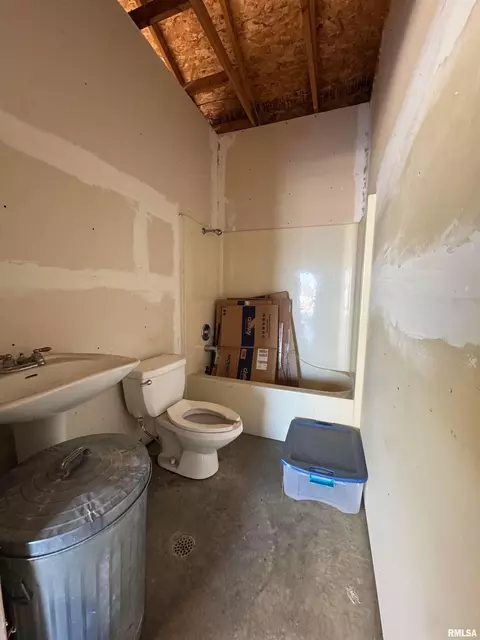 Bath - 4140 Selfick Ln, Springfield, IL 62702 photo 8 of 8