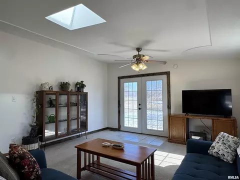 Living - 4140 Selfick Ln, Springfield, IL 62702 photo 7 of 9