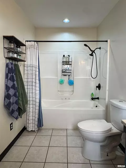 Bath - 4140 Selfick Ln, Springfield, IL 62702 photo 5 of 8