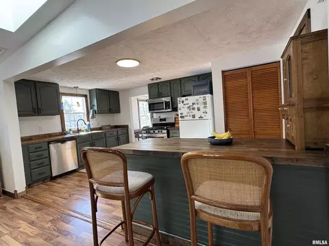 Kitchen - 4140 Selfick Ln, Springfield, IL 62702 photo 8 of 11