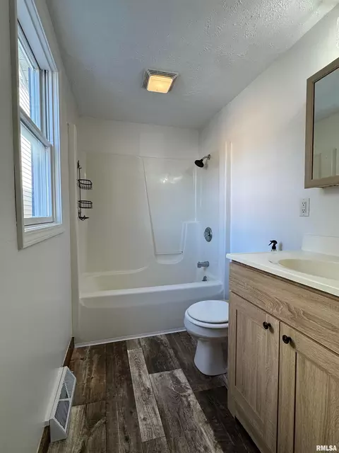 Bath - 4140 Selfick Ln, Springfield, IL 62702 photo 6 of 8