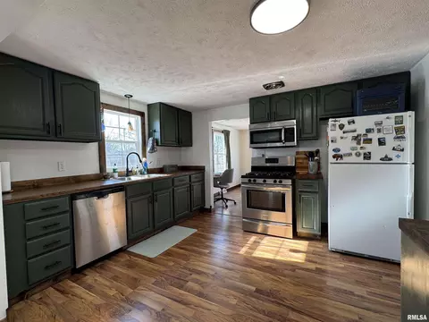Kitchen - 4140 Selfick Ln, Springfield, IL 62702 photo 4 of 11