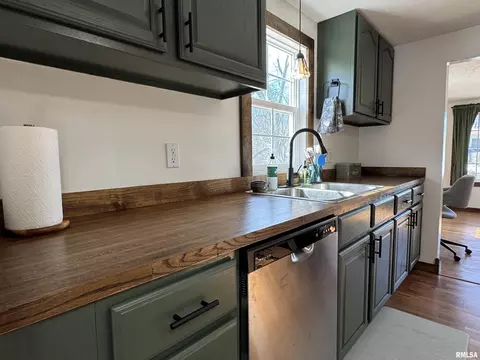 Kitchen - 4140 Selfick Ln, Springfield, IL 62702 photo 3 of 11