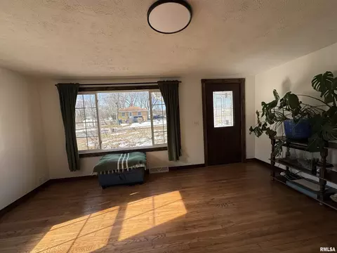 Living - 4140 Selfick Ln, Springfield, IL 62702 photo 1 of 9