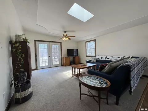 Living - 4140 Selfick Ln, Springfield, IL 62702 photo 4 of 9