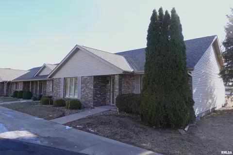 1090 Pine Tree Ln, Galesburg, IL 61401