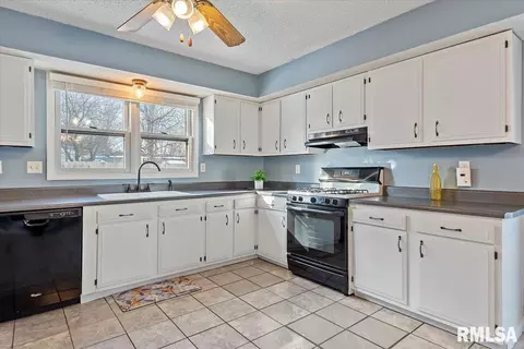 Kitchen - 14077 Saint Joseph Rd, Athens, IL 62613 photo 2 of 2