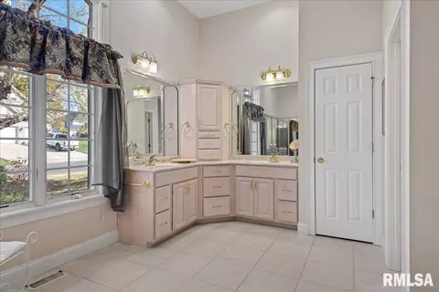 Bath - 6209 Mackenzie Pl, Springfield, IL 62711 photo 3 of 6