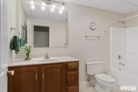 Bath - 6209 Mackenzie Pl, Springfield, IL 62711 photo 6 of 6