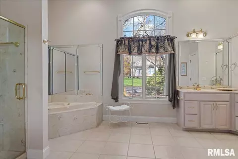 Bath - 6209 Mackenzie Pl, Springfield, IL 62711 photo 2 of 6