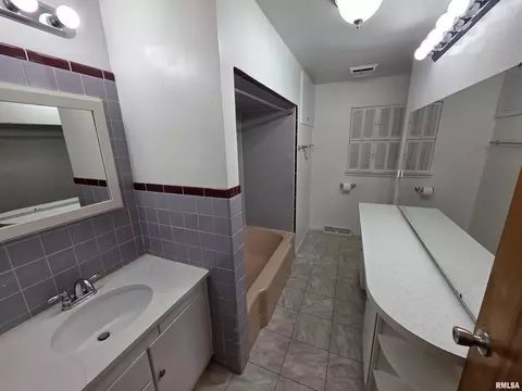 Bath - 24 Wenzel Ln, Springfield, IL 62702 photo 3 of 3