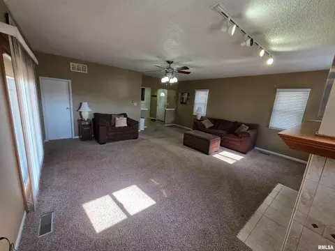Living - 24 Wenzel Ln, Springfield, IL 62702 photo 2 of 6