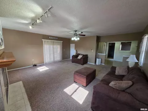 Living - 24 Wenzel Ln, Springfield, IL 62702 photo 4 of 6