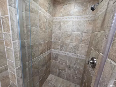 Bath - 24 Wenzel Ln, Springfield, IL 62702 photo 2 of 3