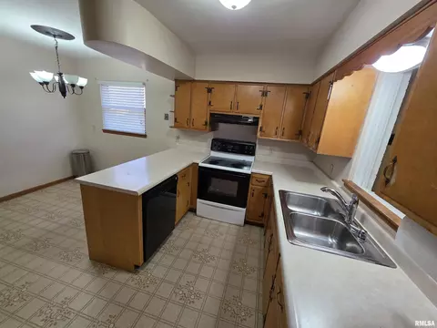 Kitchen - 24 Wenzel Ln, Springfield, IL 62702 photo 2 of 2