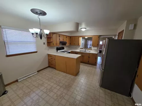 Kitchen - 24 Wenzel Ln, Springfield, IL 62702 photo 1 of 2
