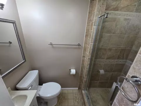 Bath - 24 Wenzel Ln, Springfield, IL 62702 photo 1 of 3