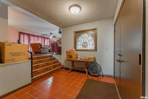 Entry Way - 194 Timber Ln, Mount Pulaski, IL 62548 photo 1 of 5
