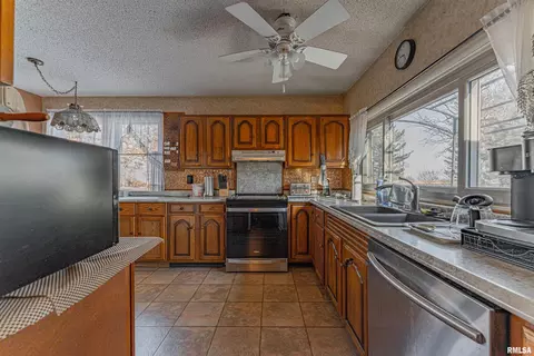 Kitchen - 194 Timber Ln, Mount Pulaski, IL 62548 photo 1 of 3