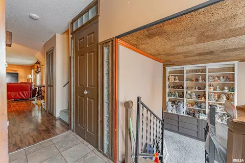 Entry Way - 194 Timber Ln, Mount Pulaski, IL 62548 photo 4 of 5