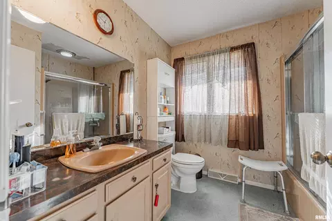 Bath - 194 Timber Ln, Mount Pulaski, IL 62548 photo 1 of 3