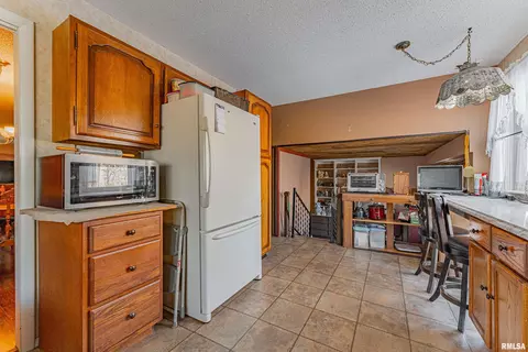 Kitchen - 194 Timber Ln, Mount Pulaski, IL 62548 photo 3 of 3