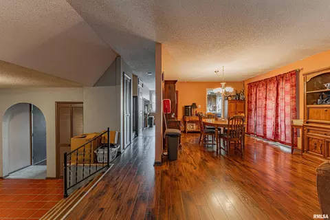 Entry Way - 194 Timber Ln, Mount Pulaski, IL 62548 photo 3 of 5