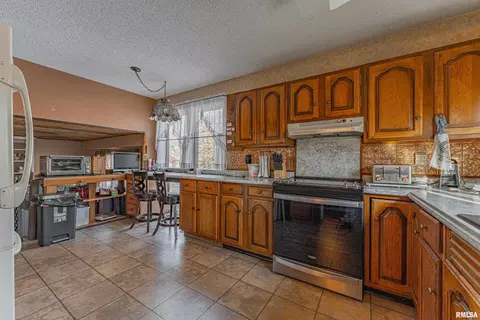 Kitchen - 194 Timber Ln, Mount Pulaski, IL 62548 photo 2 of 3