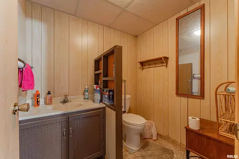 Bath - 194 Timber Ln, Mount Pulaski, IL 62548 photo 3 of 3