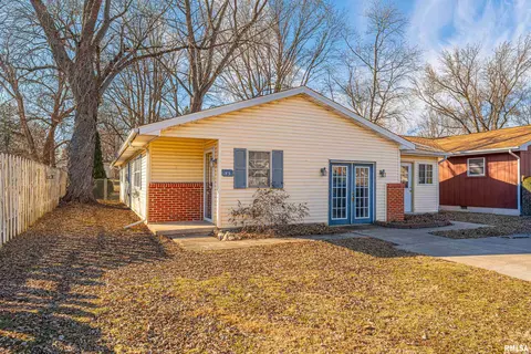 95 Gavin St, Lincoln, IL 62656