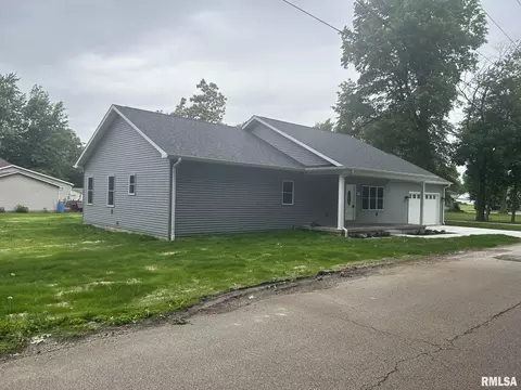 907 N Snodgrass St, Taylorville, IL 62568