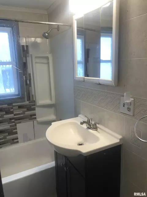 Bath - 2800 E Keys Ave, Springfield, IL 62702 photo 2 of 2